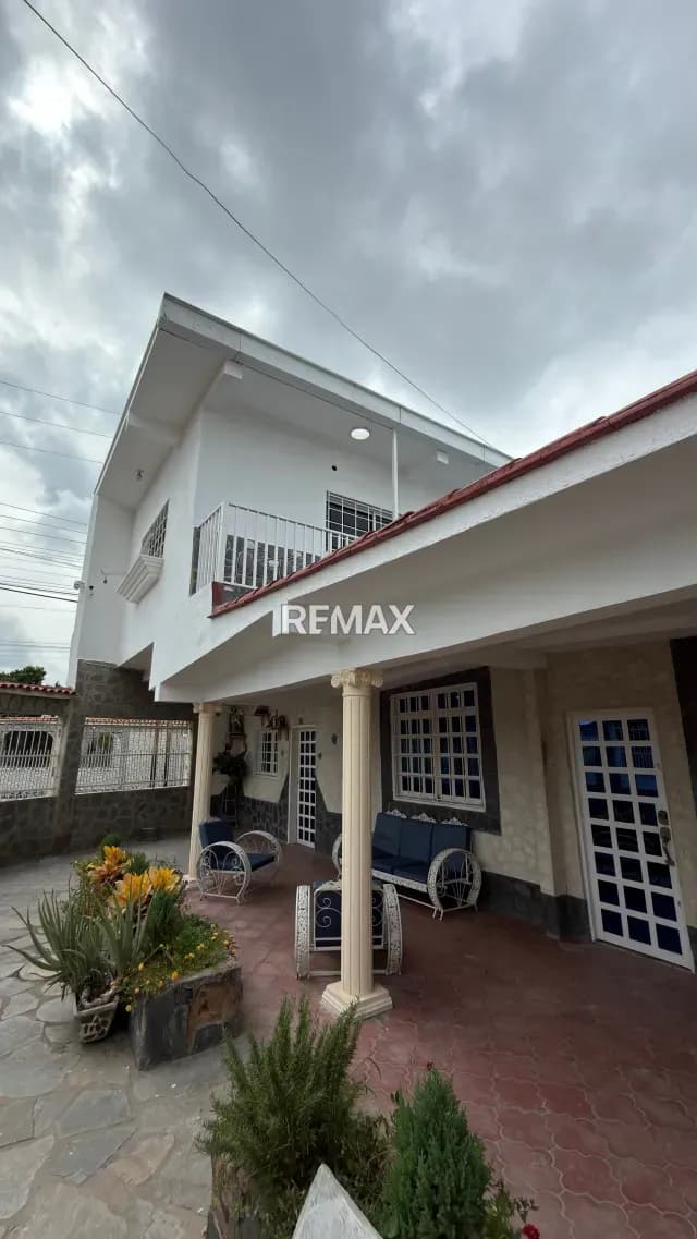 Se vende casa con anexos en Urb la fundación