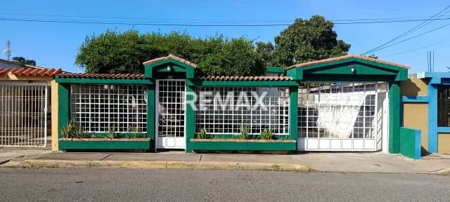 HERMOSA CASA EN VENTA EN LOS PUERTOS DE ALTAGRACIA, ENTRE AVS. 4 Y 5, CON EXCELENTE POTENCIAL PARA USO COMERCIAL O RESIDENCIAL.
