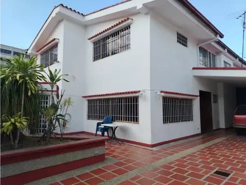 Casa En Venta, Con Anexo, En Calle Cerrada En Los Samanes