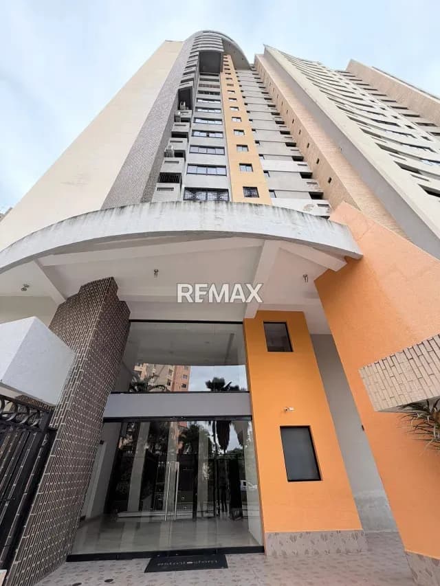 Se Vende Bello Apartamento en Res. Estratosfera en Urb. Valle Blanco