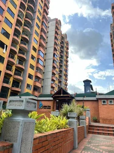 Apartamento Con Doble Piscinas Grandes Además Queda Amoblado En La Granja Res Guaparo Norte
