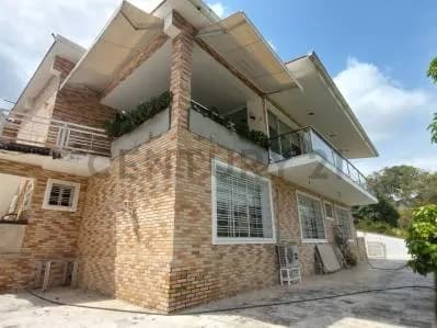 Hermosa Casa en Venta en Lomas del Club Hípico