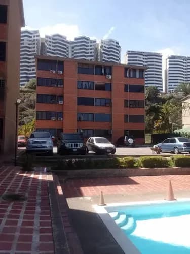 Apartamento En Primera Línea Con Hermosa Vista Al Mar, Edificio Pequeño, Cuenta Con Sus Áreas Sociales Muy Bien Mantenidas, 3habitaciones, 2 Baños, Estacionamiento.