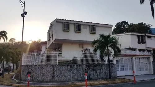 F-7116. Alexora Vende Casa Residencial Y Comercial Ubicada En Excelente Zona Comercial, Frente Al C.c. Concepto La Viña. (5,5,4)