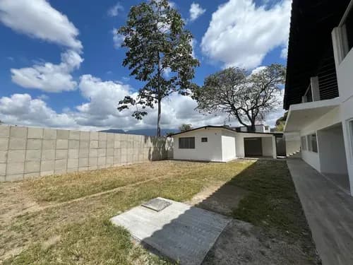 En Venta Casa Remodelada En Urb. Prados Del Este, En Calle Cerrada.
