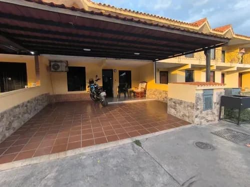 Casa En Venta Tipo Apartoquinta En Flor Amarillo Valencia Residencias El Alboral. Cerca De Zona Comercial, Facil Acceso, Vigilancia 24/7. Dapo
