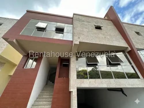 Amplio Townhouse En Venta La Floresta 26-20532 Jcm