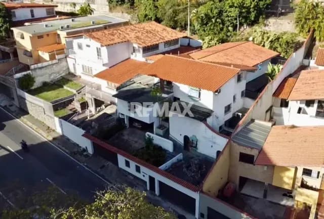 En venta amplia casa con anexo en Cumbres de Curumo, 606M²