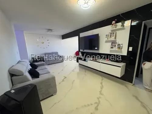 Apartamento En Venta Prados Del Este Totalmente Modernizado Con Distribución Inteligente #26-14768 Magaly