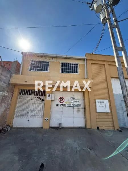 Se vende local comercial con mezanina