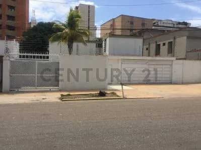 Versátil y amplia casa ideal para oficinas y/o uso residencial