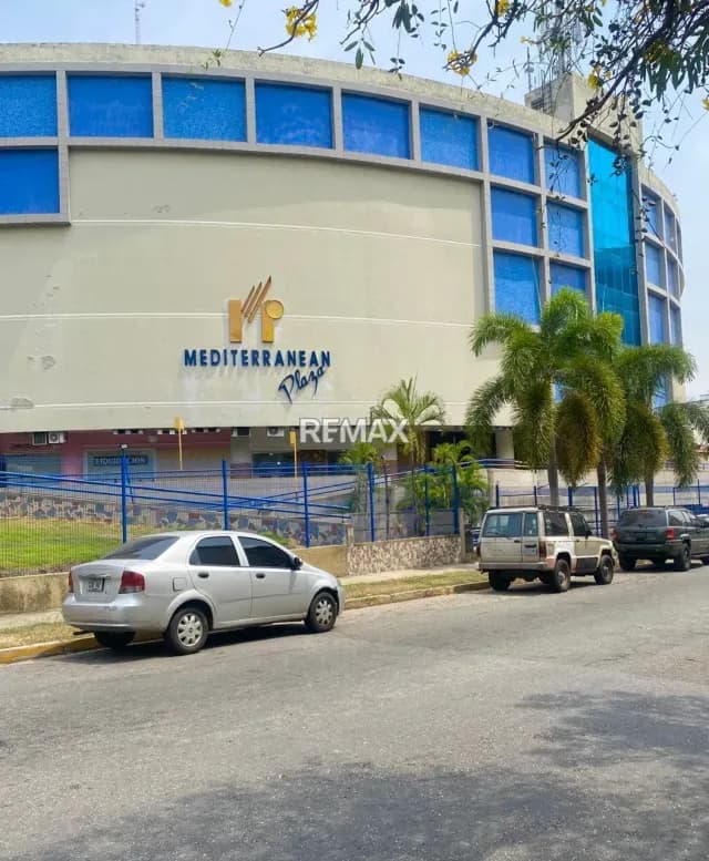 EN ALQUILER OFICINA AMOBLADA EN C.C MEDITERRANEAN PLAZA URB. SABANA LARGA