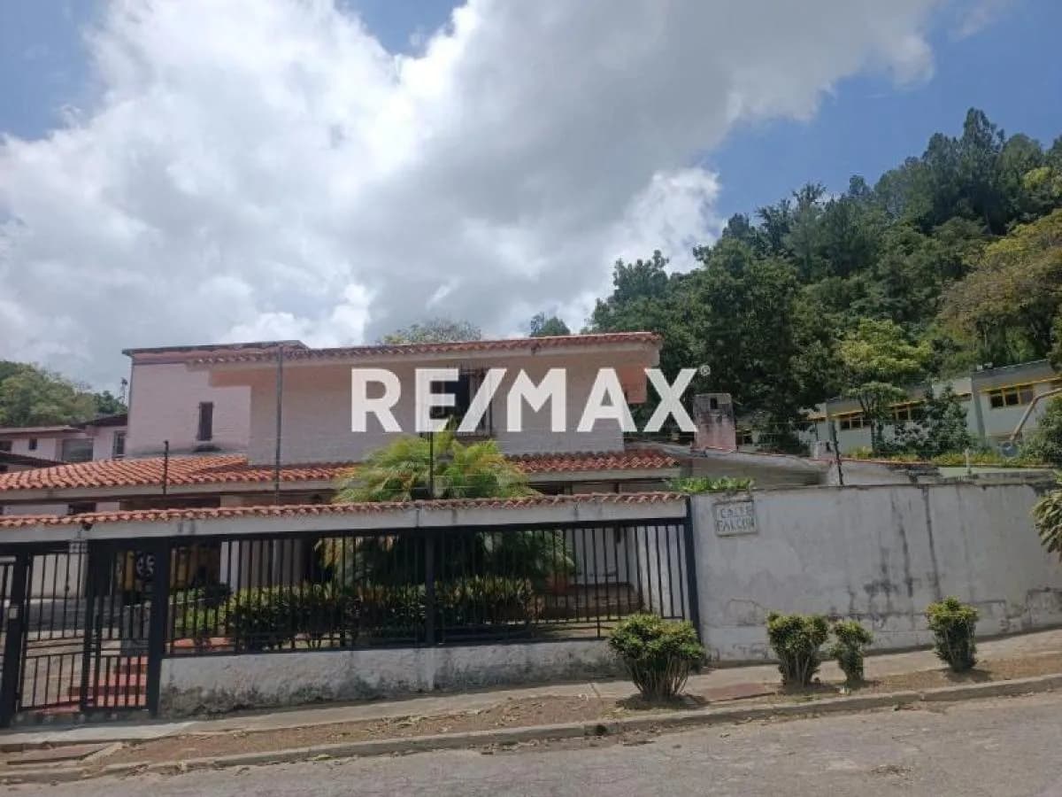 Hermosa casa Estilo Sevillano en la Urbanización en Prados del Este