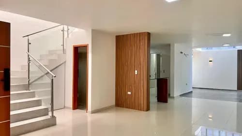 Casa Moderna En Urbanización La Fontana, Avenida Los Agustinos