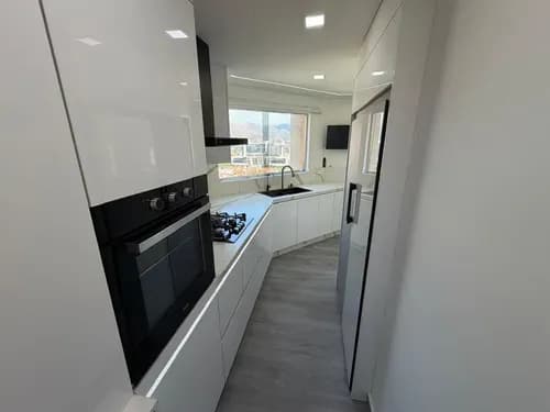 Apartamento En La Urb El Bosque. Res Monticello El Inmueble Consta De: 78 Mts 2 Habitaciones Con Closet Y Zapateras 2 Baños Con Pareducha 2 Puestos De Estacionamiento Techo Decorado A/a En Las