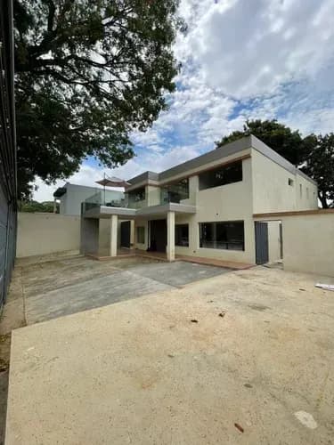 Yr En Venta Casa Con Potencial Comercial En Urb. El Trigal Calle Abierta.