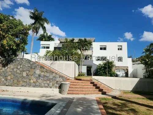LG Vendo Imponente Casa De 2000mtrs De Terreno Y 1500 Mtrs De Construcción En La Urb. Valle Arriba Con Piscina, Maravillosa Vista Y Jardín.