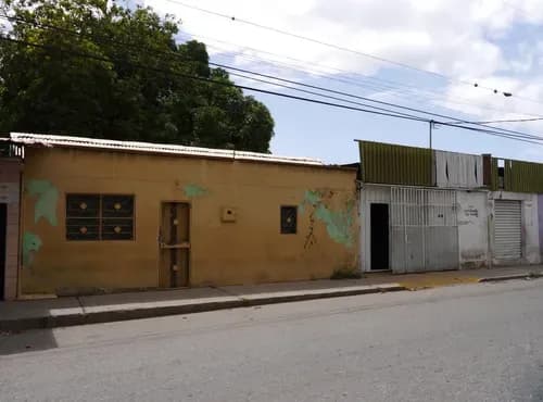 Excelente Galpón Comercial En El Centro De Barquisimeto, Ubicado En Zona De Gran Actividad Comercial Lara Rc