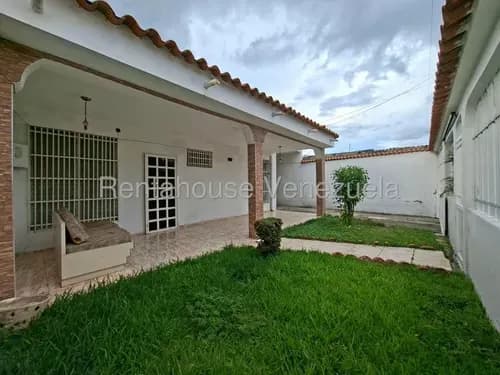 Casa En Venta En Corinsa Agua De Tres Habitaciones Dos Baños Estupendo Jardín Con 256 M De Terreno Agua Seguridad Lista Para Firmar Nela 26-21638