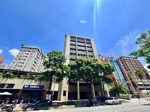 Oficina Remodelada En El Rosal, 120 M2, Vista Al Ávila, Hall De Entrada, Excelente Iluminación Y Ambiente Ideal Para Proyectos. Espaciosa, Funcional Y Lista Para Operar.