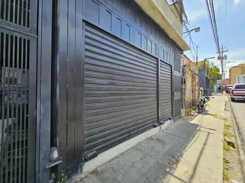 Local En Alquiler En Barquisimeto Zona Centro - Este. Ubicado En Carrera, A Pie De Calle, Baño Privado, Area De Deposito O Cocina. Alquila Héctor Malavé