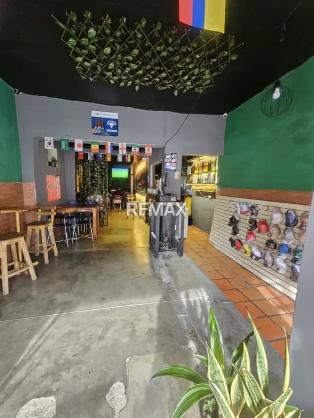 VENTA DE LOCAL Y FONDO DE COMERCIO PARA LICORERÍA EN BARRIO OBRERO