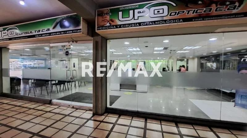 Vendo estupendo Local ubicado en esquina, primer piso, Centro Comercial Maracay Plaza.