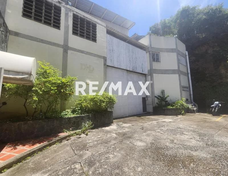 En venta Galpón y edificio administrativo en excelentes condiciones en el kilometro 3 de la carretera Petare Guarenas
