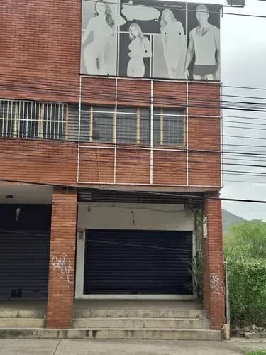Hermanas Mota Alquilan Local Cc Asuncion Av Andres Eloy Blanco Arrendamiento Valencia