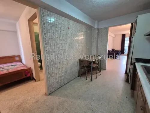 Amplio Apartamento Original Con Pisos De Granito Blanco En Perfecto Estado, Muy Bien Mantenido, Av Fuerzas Armadas #26-20148 Rsz