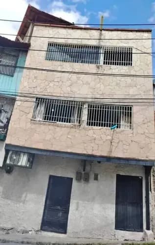 Se Vende/casa/catia /av Sucre Al Final De Plaza Catia/3 Pisos/9h/5b/1t Ref 85.000