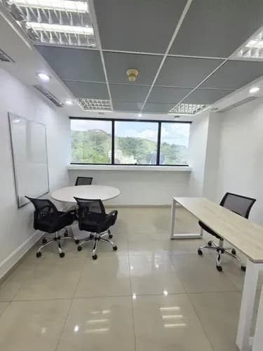 Alquiler De Oficina En El Centro Corporativo Viña Plaza. Gz