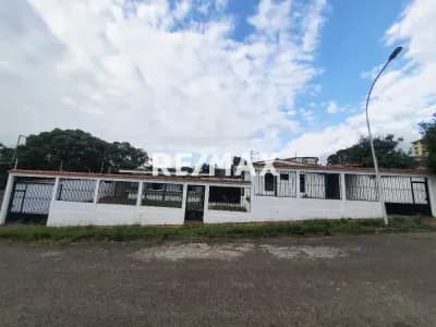 SE VENDE CASA EN LA URB LA ORQUIDEA , AV FERRERO TAMAYO