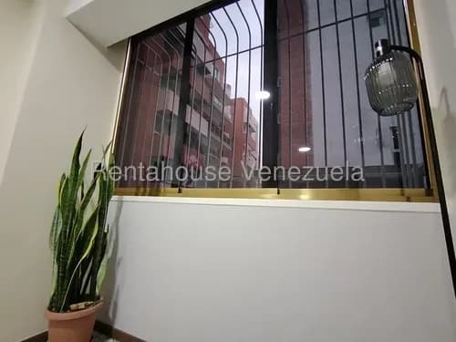 Yb Se Ofrece En Alquiler Comodo Apartamento En Chacao #26-20554