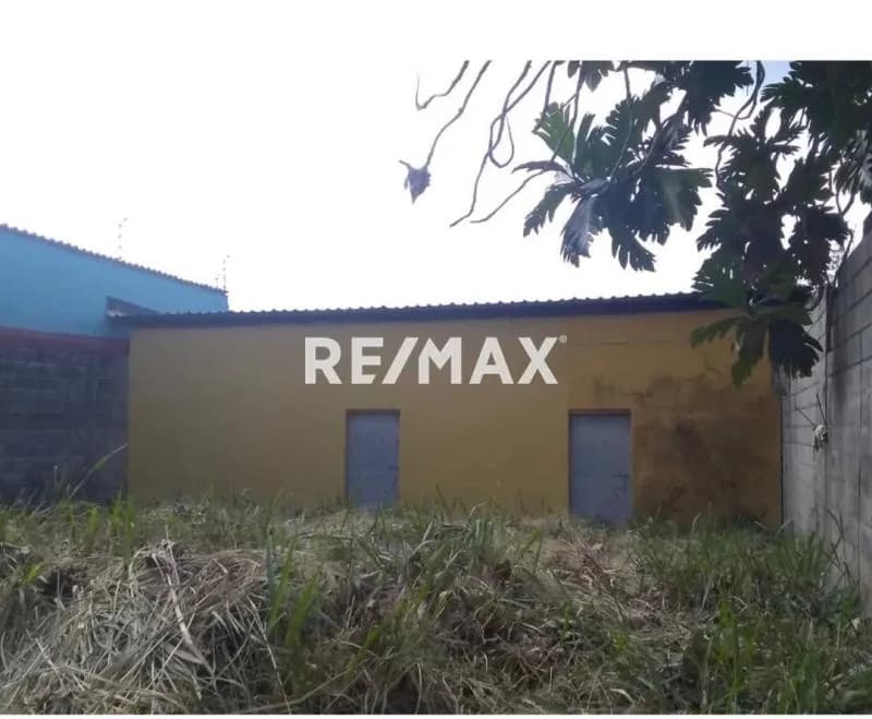 En Venta Terreno Con Casa Incluida, Ubicado en la Avenida Principal de la Hoyada - Carvajal.