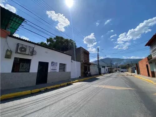 Casa En Venta Naguanagua Rivas Dávila C/c Av Universidad Hv-9775012