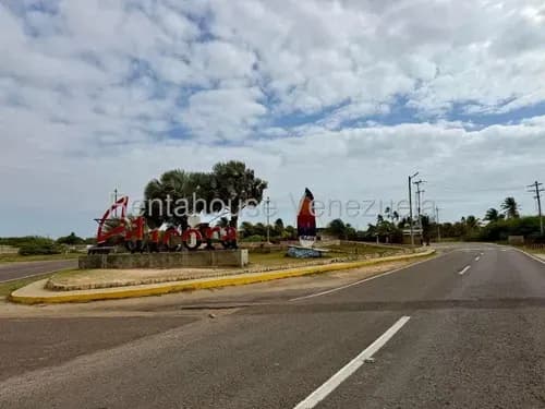 Casa En Venta Para Decorar A Su Gusto Con Potencial Ubicación Cerca Del Boulevard De Adicora # 26-20483