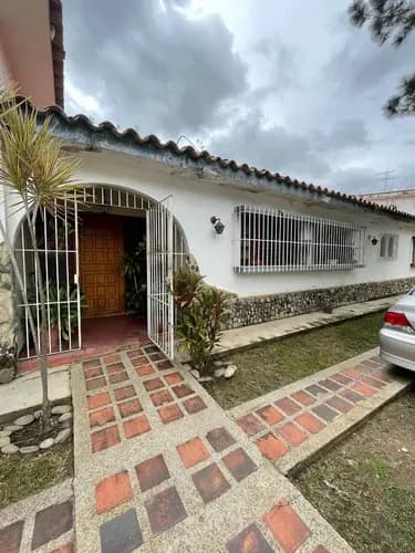 Casa En Venta Para Remodelar Urb Guaparo Valencia Carabobo Yd
