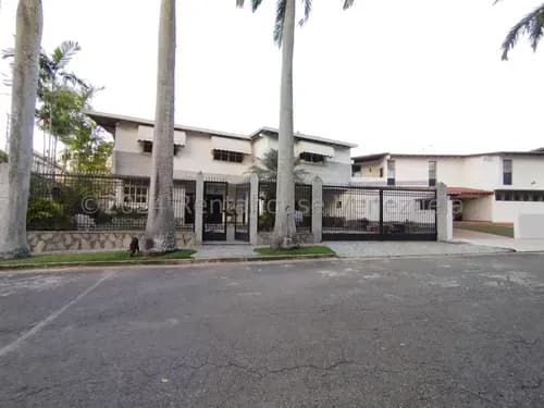 Casa En Venta En Macaracuay Calle Cerrada