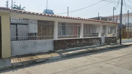 Se Vende Casa En Excelente Zona Comercial De Valencia Av. Bolivar Norte