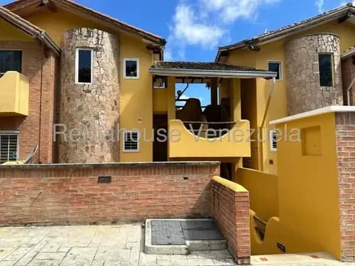 Bello Townhouse De Dos Niveles, En Venta, En La Union. 25-15246