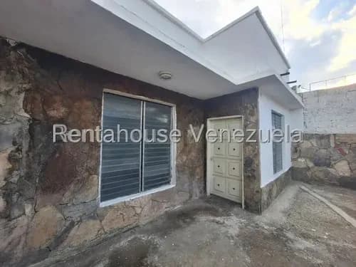 Rentahouse Lara Vende Excelente Casa Con Potencial Comercial En El Centro-este; Ideal Para Clínicas U Oficinas, Cuenta Con 7 Espacios Privados, 4 Baños Y Terraza En Calle Transitada.