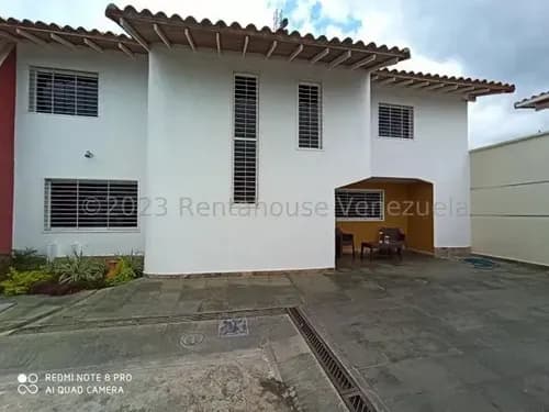 Jip 25-16149. Rent-a-house Vende Exclusivo Townhouse De 533 Mts2, 4 Hab, 6 Baños, Anexo Independiente, Parrillera, Piscina. En Urb Santa Rosalia. Cagua