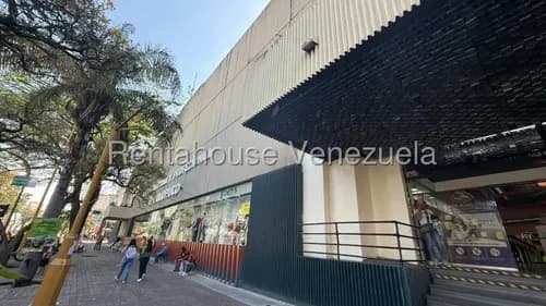 Oficina En Venta Con Acabados Sobrios Y Elegantes, Piso Laminados Y Salones Y Oficinas Alfombrados. Cuenta Con Recepcion, 3 Oficinas Y 1 Salon Bastante Grande Como Para Dictar Charlas O Conferencia