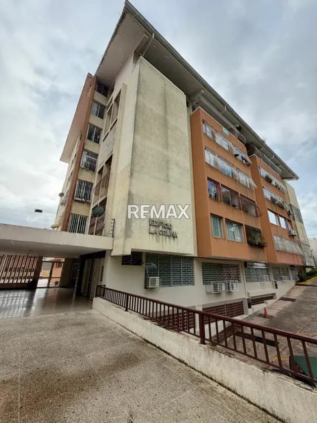 Consultorio en Alquiler – Ubicación: Barrio Obrero, Edificio La Colina, Planta Baja.