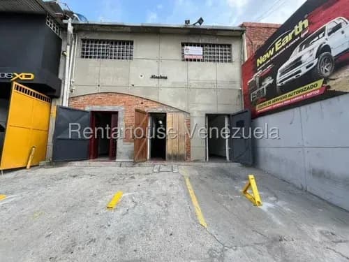 Local Casa Comercial En Alquiler En Chacao, En Aclamada Y Estrategica Ubicacion Y Con Estacionamiento Cda 26-16376