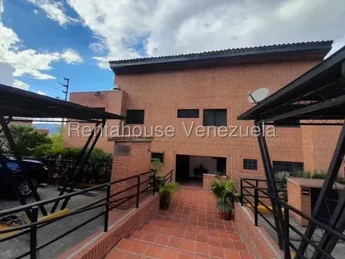 Descubre Este Impecable Townhouse De Tres Niveles En Venta, Diseñado Para Quienes Valoran La Privacidad Y Una Alta Calidad De Vida En La Tahona Mls #26-16850