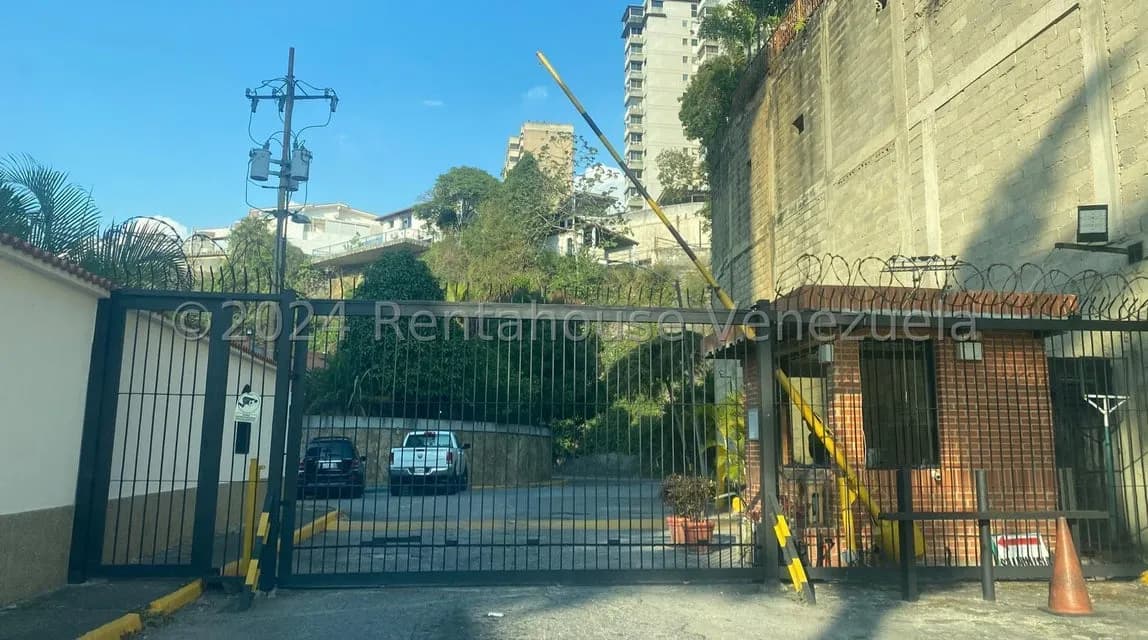 Casa (Multipes Niveles) en Alquiler en Colinas de Santa Monica, Distrito Metropolitano