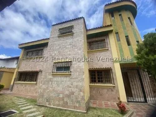 Casa En Alquiler, Ubicada En Colinas De Los Ruices, Mls24-28048