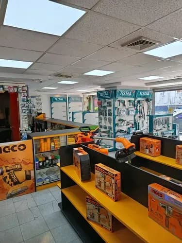Local Comercial En Venta Con Fondo De Comercio De Ferretería Chacaito Caracas. La.